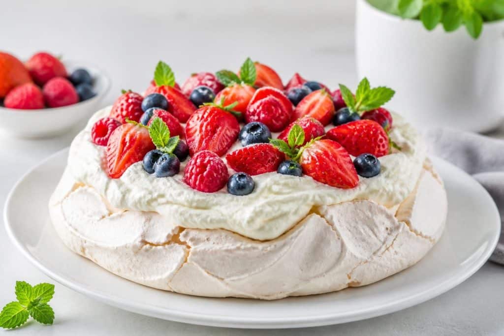 découvrez une recette facile et rapide de pavlova, un dessert léger et gourmand, parfait pour régaler vos invités en toute simplicité.